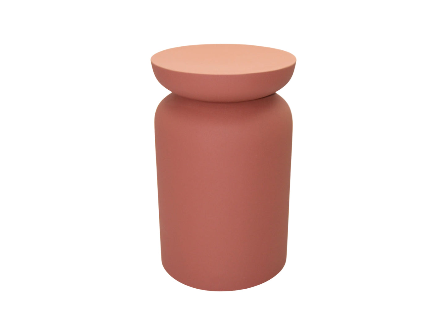 Terracotta kleurige ronde bijzettafel van By Moos met een organisch, sculpturaal ontwerp.