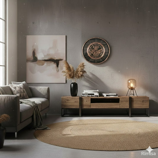 Grote wandklok Wabi met draaiende tandwielen boven een houten dressoir in een modern wabi-sabi interieur met natuurlijke materialen rimisa