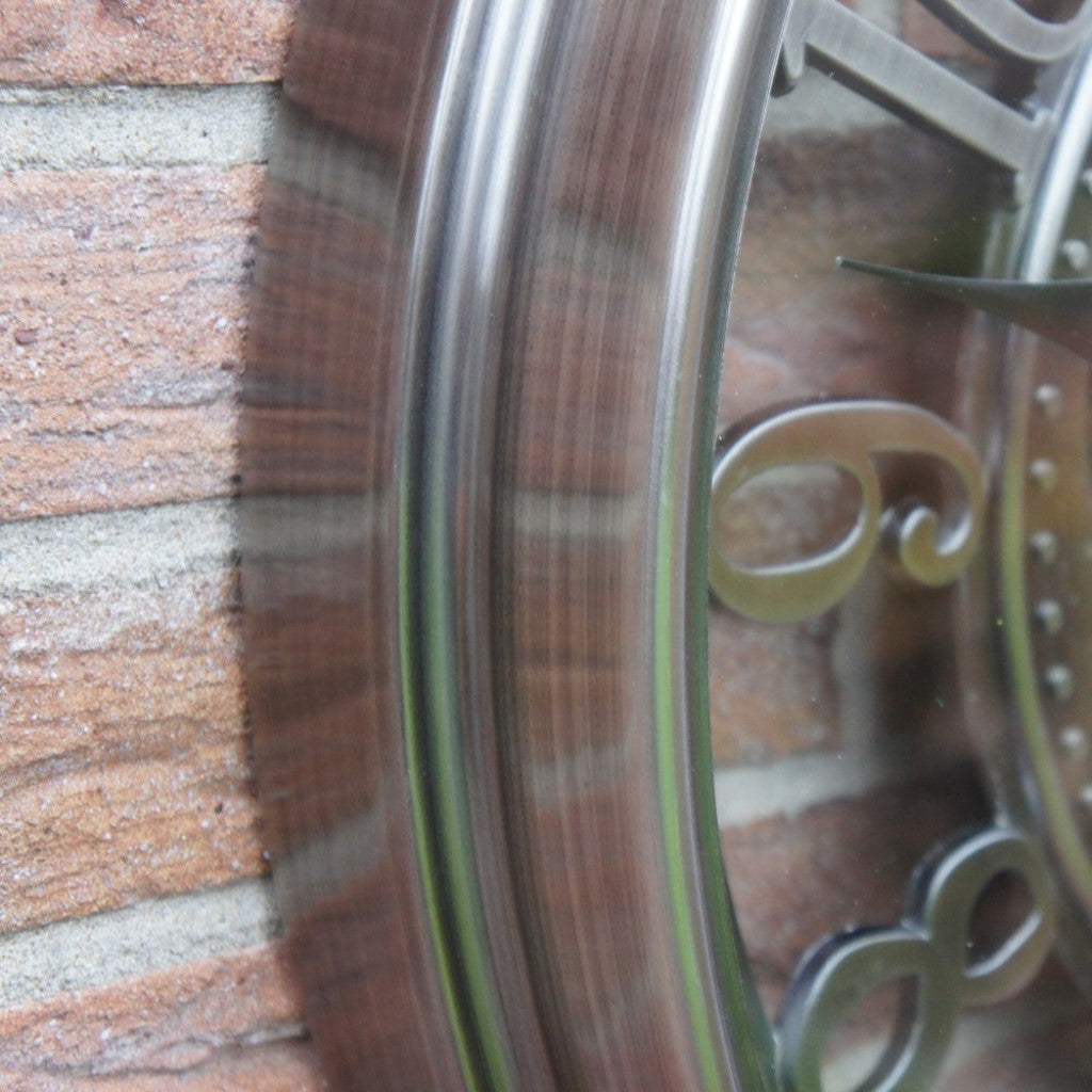 Detailweergave van de brede nikkelen rand en het glas van de Levi radarklok.