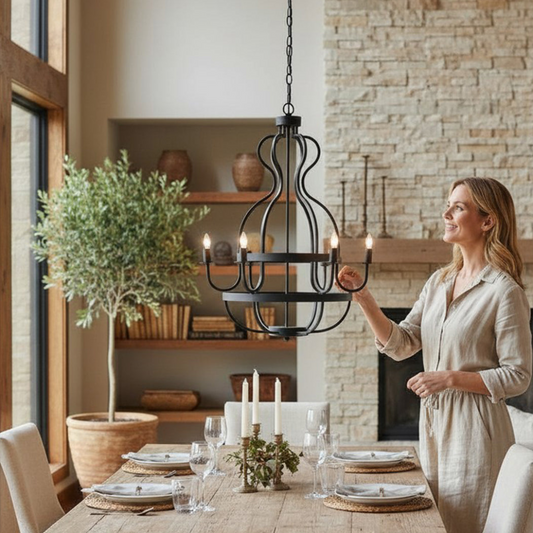 Een robuuste zwarte metalen kroonluchter met 6 brandende lampen in een rustgevend wabi-sabi interieur met natuurlijke elementen van Rimisa