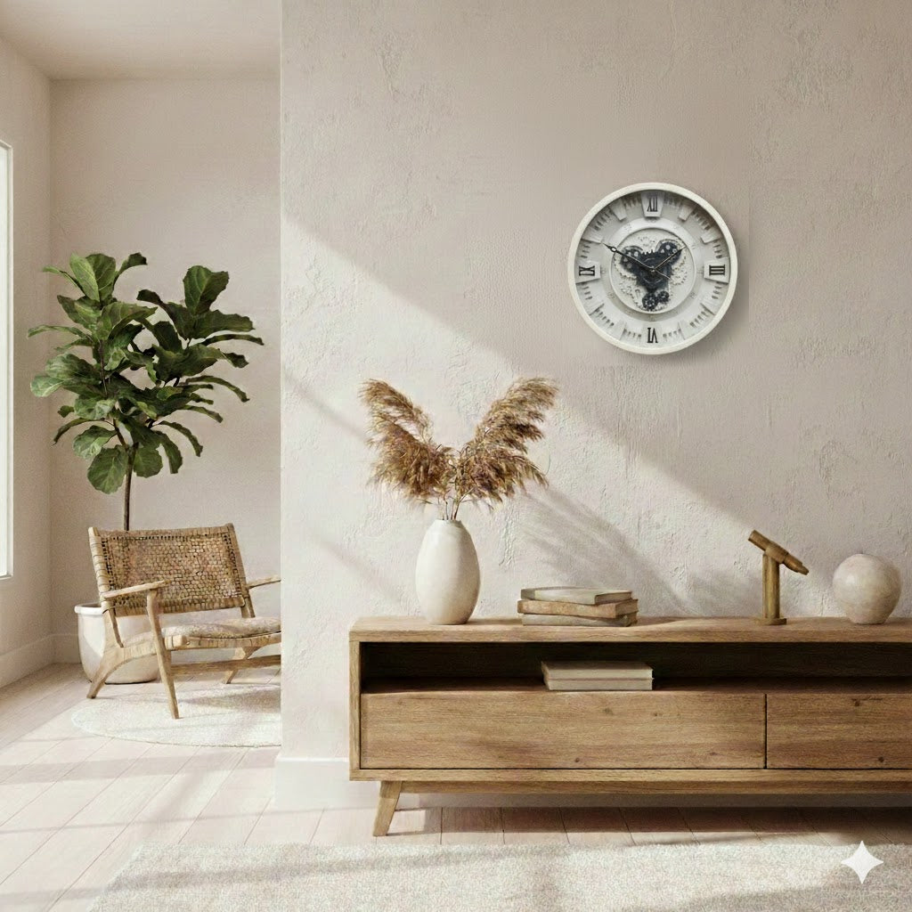 Radarklok Chippy in zandkleur met draaiende tandwielen boven een eikenhouten dressoir in een warm en tijdloos interieur rimisa