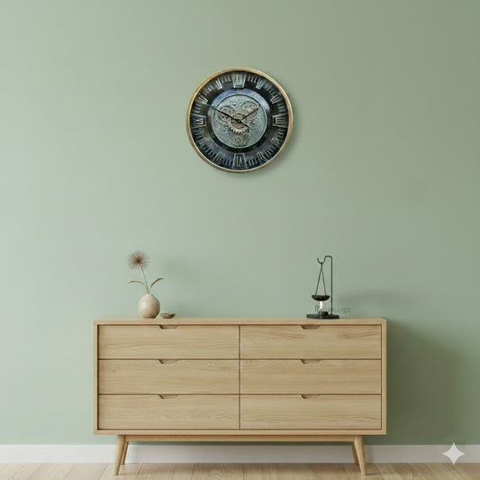 Industriële radarklok Misty boven een houten dressoir met een brandende geurbrander en waxinelichtje voor een warme sfeer van rimisa