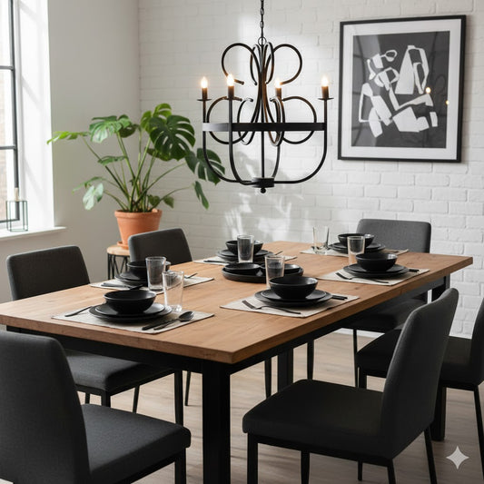 Een sfeervolle zwarte industriële vier arms kroonluchter hangend boven een houten eettafel in een modern interieur van Rimisa.