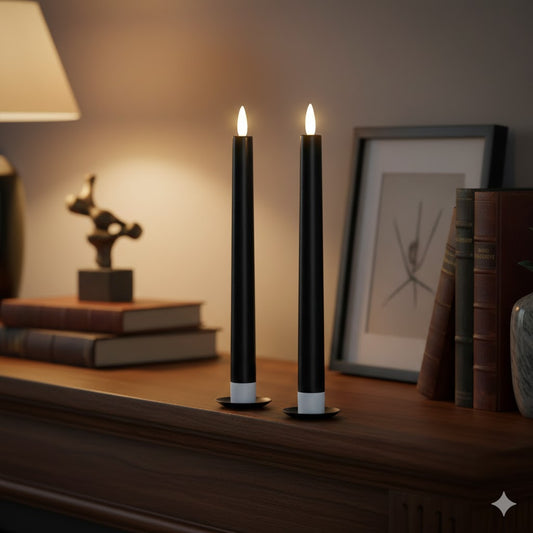 Twee stijlvolle zwarte led dinerkaarsen met realistische vlam op een houten dressoir in een sfeervol klassiek interieur van Rimisa.