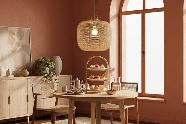 Een hanglamp in het midden van de tafel plaatsen