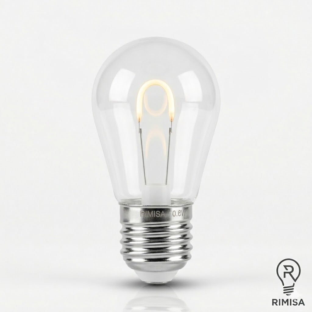 Een premium foto van een 0.6W prikkabel ledlamp warm witte U-vormige filament lamp met polycarbonaat kap, subtiel weerspiegeld op een witte achtergrond.