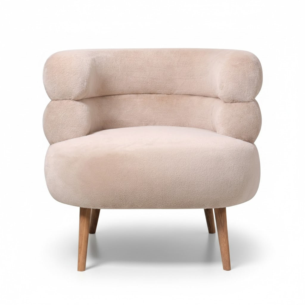 Fauteuil Margot in beige kleur met zachte teddy stof en houten poten, voorzien van natuurlijke schaduw op een witte achtergrond - Rimisa