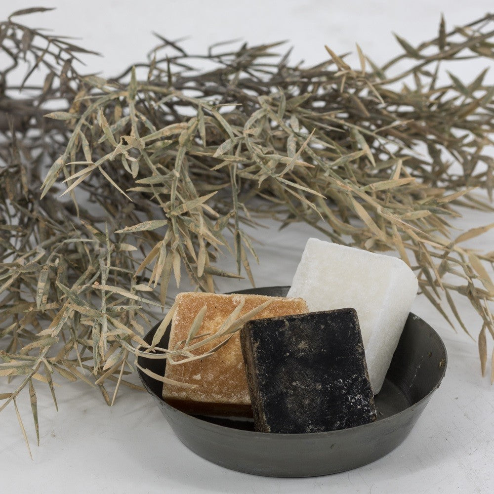 winterse geurset van 3 amberklokjes in een zwartschaaltje met een droogbloem op een wite achtergrond