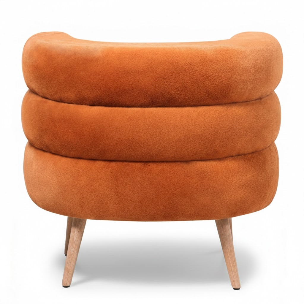 Achteraanzicht van de oranje fauteuil Margot in zachte boucle stof met houten poten en een subtiele schaduw op een witte achtergrond - Rimisa
