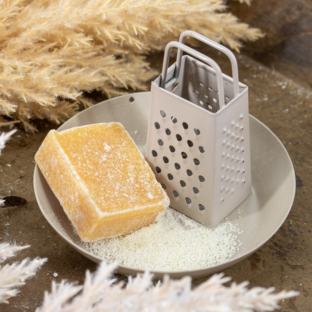 Elegant taupe amber cadeau pakket met een amberblokje jasmijn, een taupe kleurige mini rasp en een rond taupe schaaltje van Rimisa.