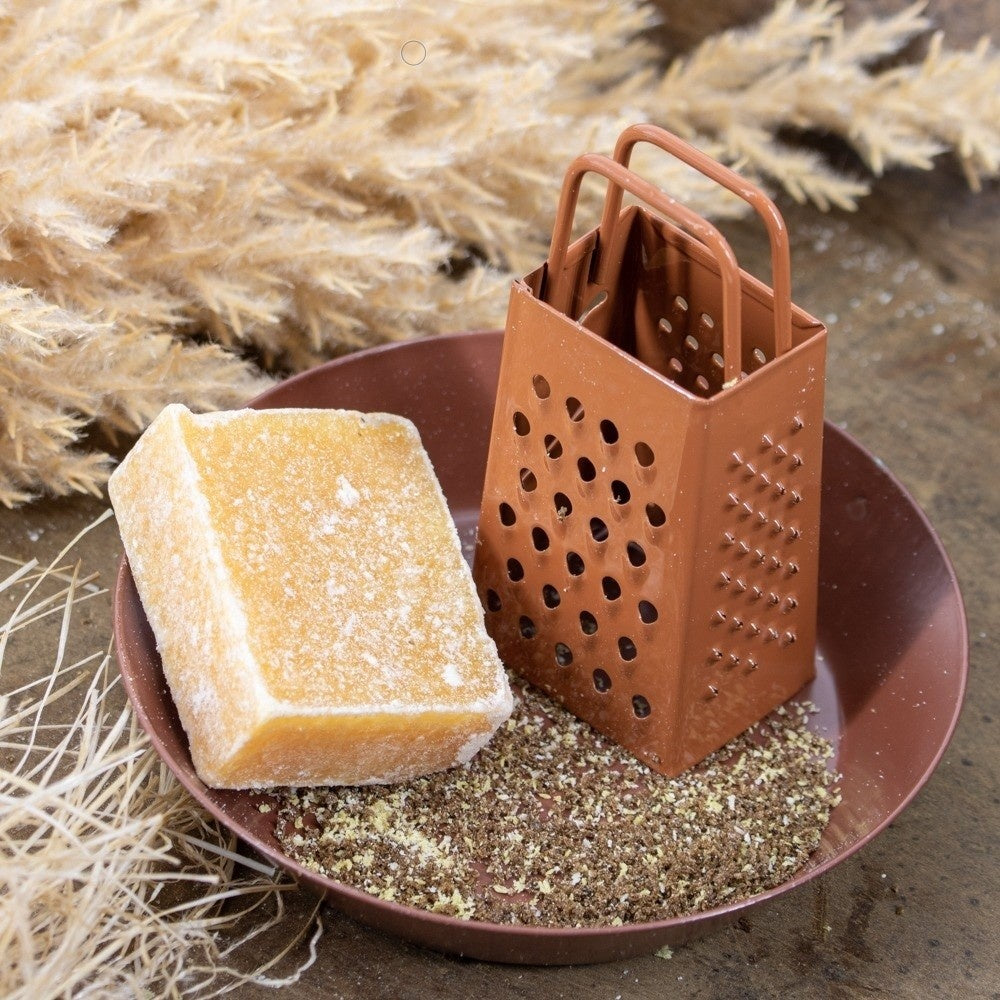 Sfeervol amber cadeau pakket met een amberblokje lemongrass, een roestkleurige mini rasp en een bijpassend roestkleurig schaaltje van Rimisa.