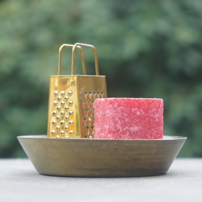 Amber cadeau pakket met een geurend amberblokje roos, een goudkleurige mini rasp en een luxe goudkleurig schaaltje van Rimisa.