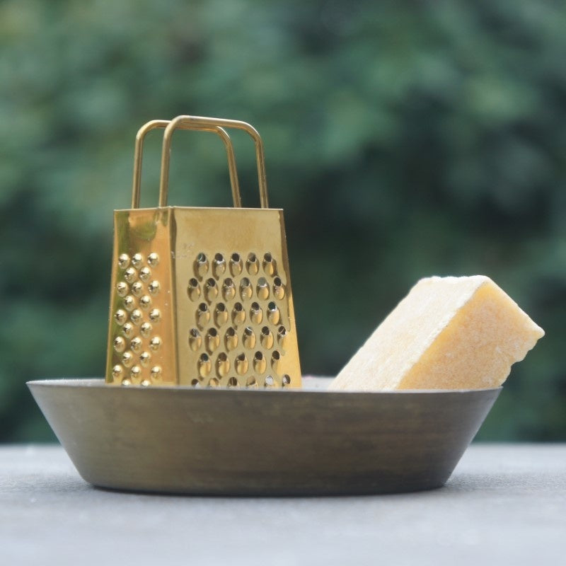 Patchouli geurblokje in een luxe amber cadeau pakket met een goudkleurige mini rasp en een rond metalen schaaltje van Rimisa.