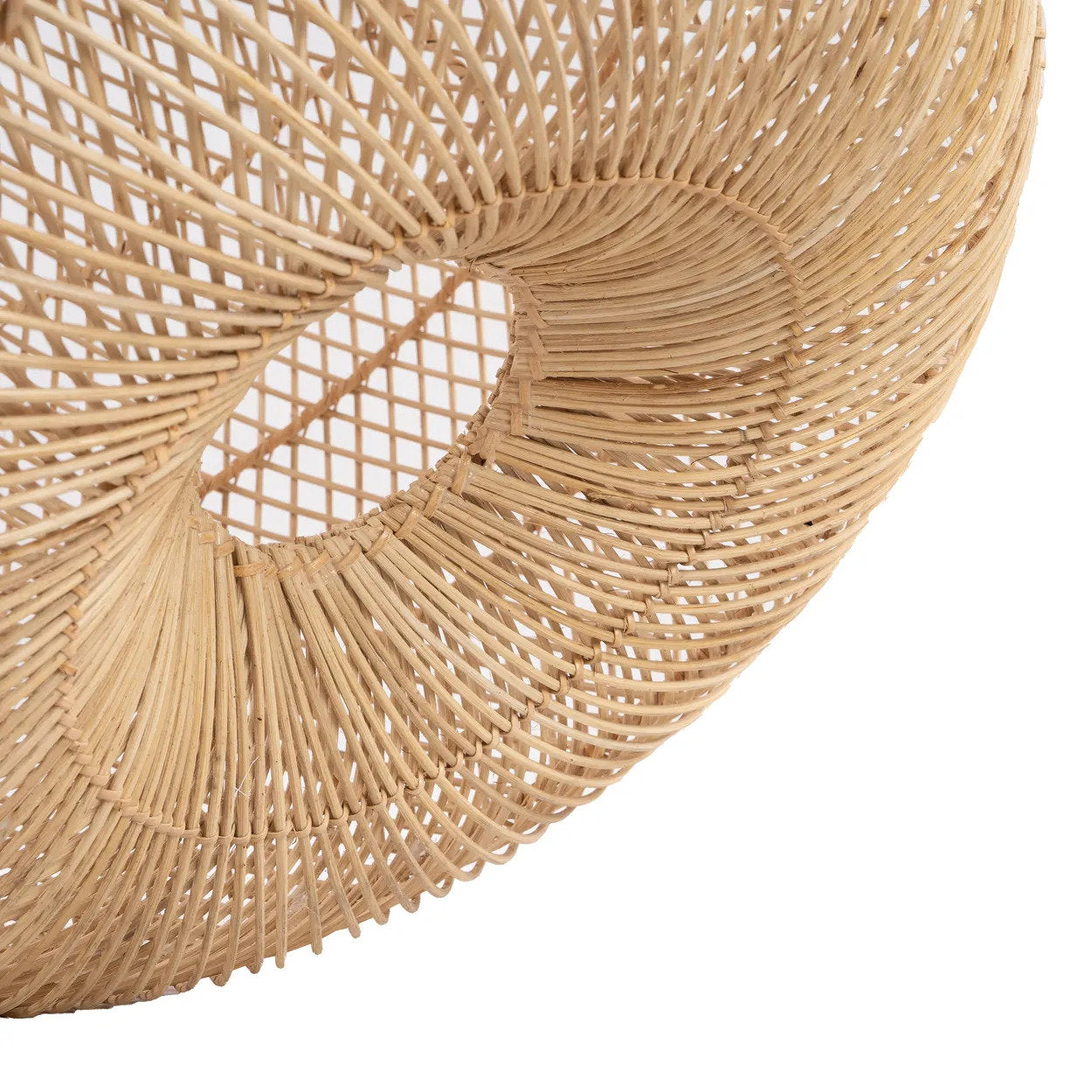 Onderkant van de Batu Bolong hanglamp in naturel rotan met gedetailleerd handgeweven vlechtwerk - Rimisa
