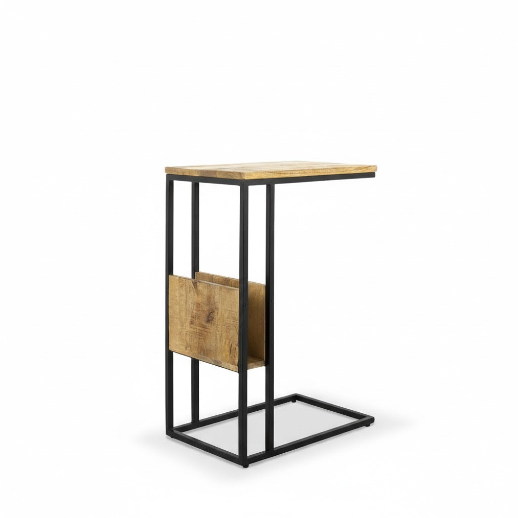 Professionele productfoto van de Benoa banktafel met ingebouwd tijdschriftenrek, vervaardigd uit warm mangohout en een zwart metalen frame met subtiele schaduwval op een witte achtergrond.