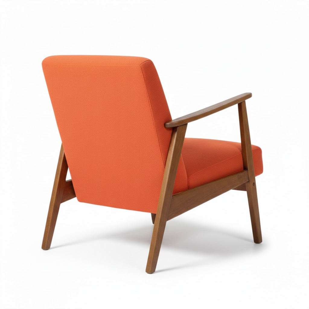 Achteraanzicht van de By Mooss fauteuil met focus op de houten constructie en strakke oranje corduroy afwerking rimisa