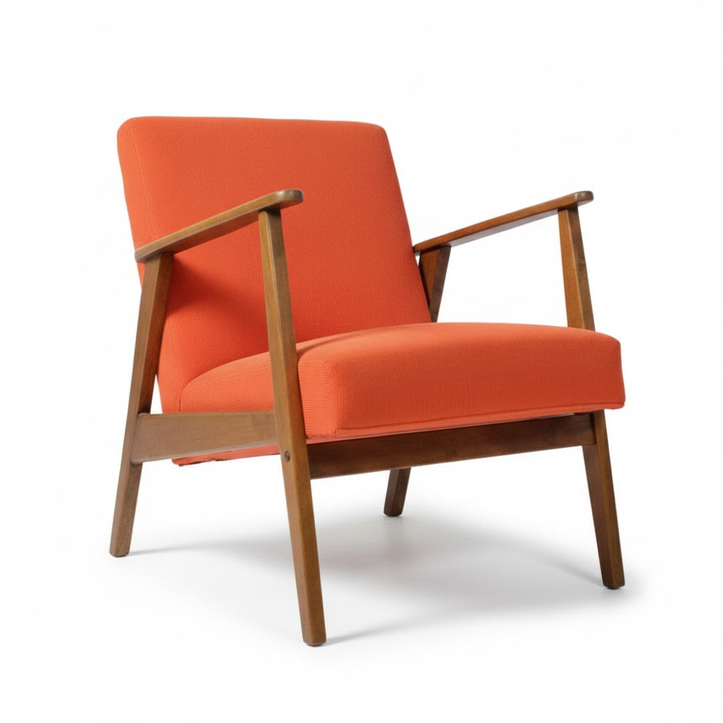 Vrijstaande productfoto van de By Mooss fauteuil in oranje corduroy met houten onderstel op een witte achtergrond rimisa