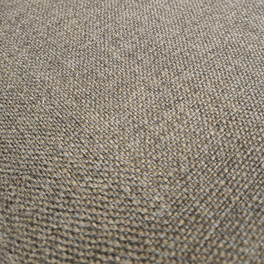 Gedetailleerde close-up van de hoogwaardige geweven bruine stof met een grove textuur, gebruikt voor de bekleding van Japandi meubels - Rimisa