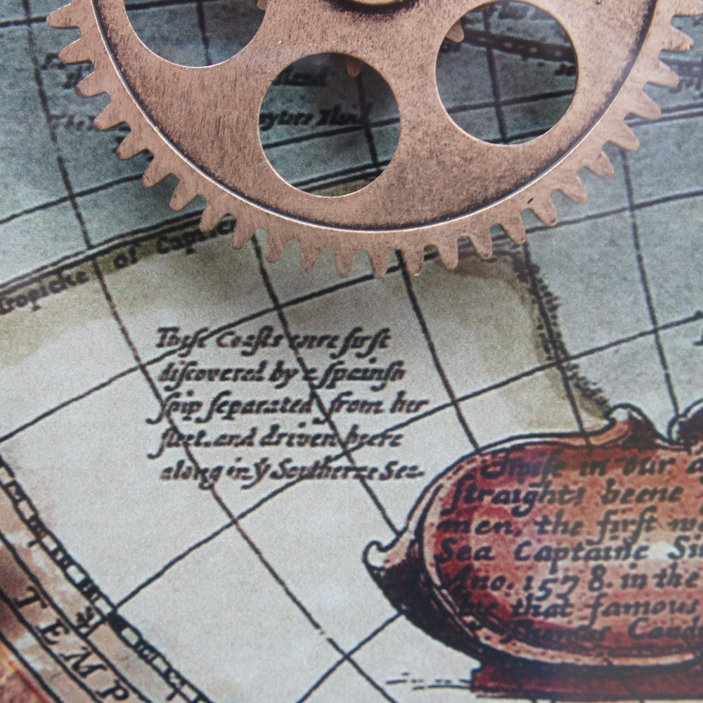 Gedetailleerde weergave van de antieke wereldkaart en draaiende messing tandwielen van de industriële radarklok Boaz – rimisa