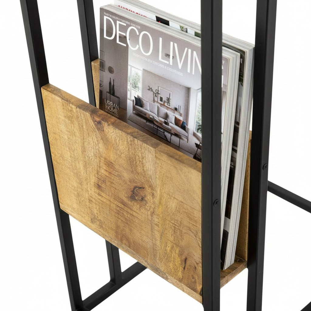 Close-up van een mangohouten lektuurbak gevuld met luxe woonmagazines zoals Deco Living, horend bij een industriële banktafel van Rimisa.