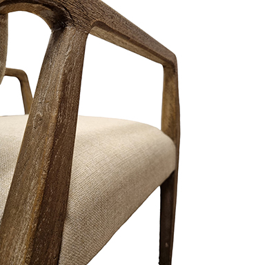 Detail van massief mangohout met voelbare houtstructuur van de Japandi armstoel - Rimisa