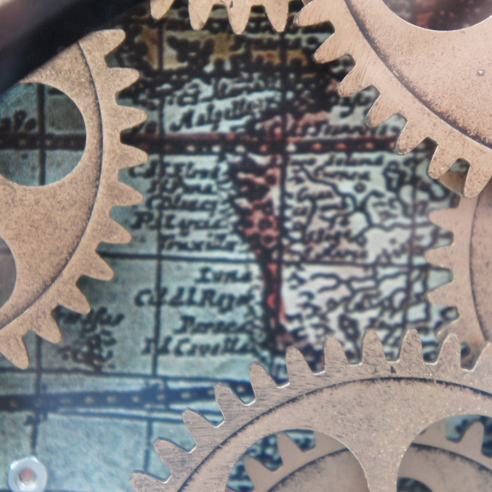 Detailopname van de draaiende messingkleurige tandwielen en de verfijnde vintage wereldkaart van de Boaz radarklok – rimisa