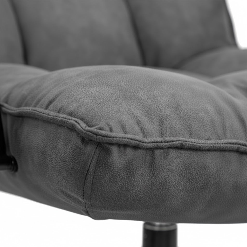 Gedetailleerde close-up van de grijze Cowboy 104 stof op de Draaifauteuil Hidde, met focus op de leerachtige textuur en de hoogwaardige afwerking van de stiknaden – Rimisa.