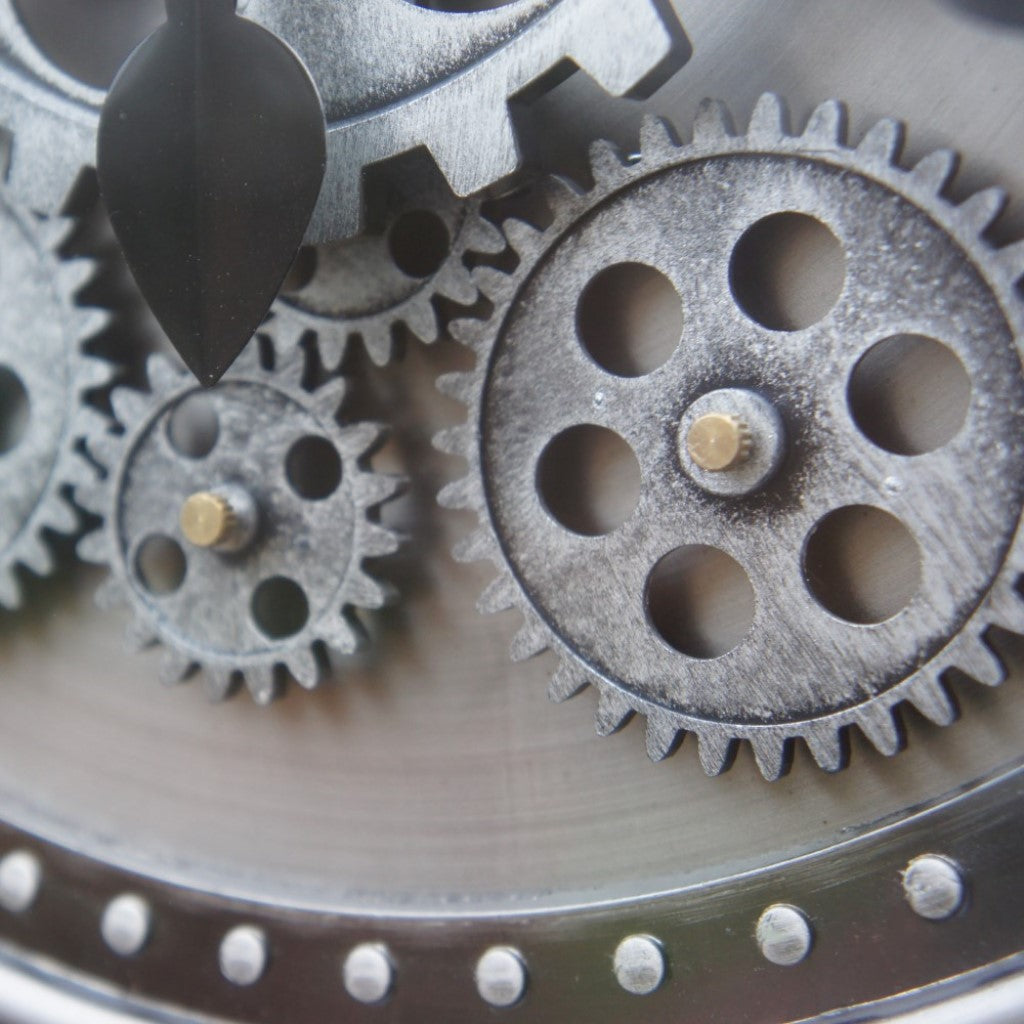 Close-up van de zilverkleurige draaiende tandwielen van de Countryfield Levi wandklok.