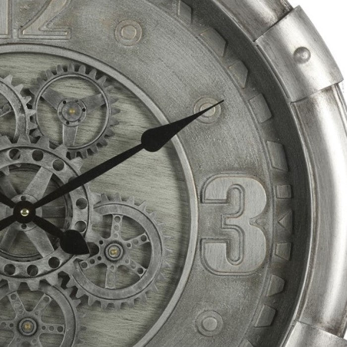 Close-up van de Darlington wandklok met focus op de robuuste gesmede elementen en blindnagels op de zilveren rand, wat getuigt van de kwaliteit en het vakmanschap van Rimisa.