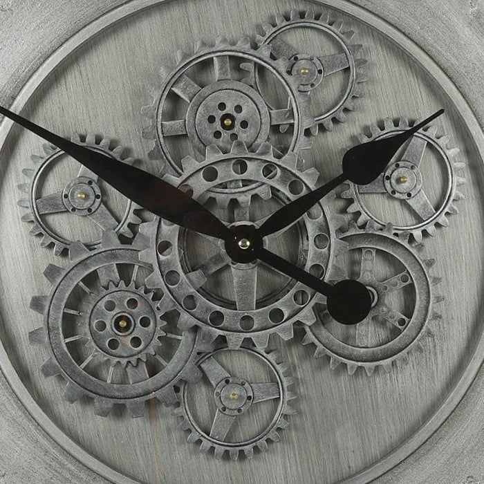 Gedetailleerd zicht op de draaiende grijze radars en zwarte wijzers van de Darlington wandklok, een unieke industriële eyecatcher uit de collectie van Rimisa.