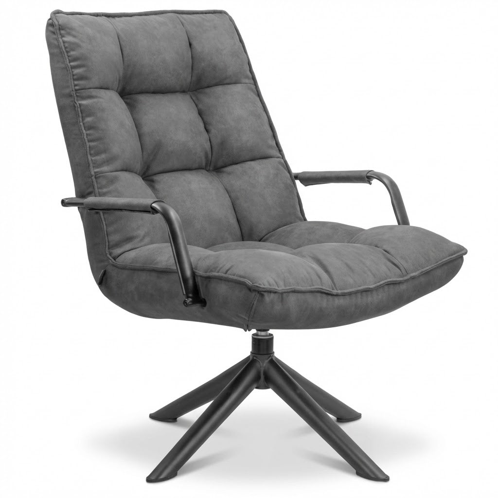 Driekwart aanzicht van de grijze Draaifauteuil Hidde met armleuningen, uitgevoerd in de stof Cowboy 104, staand op een zwart metalen draaivoet.