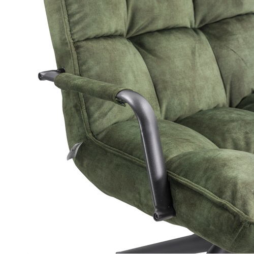 Close-up detail van de groene velours stof en de metalen armleuning van draaifauteuil Hidde Rimisa