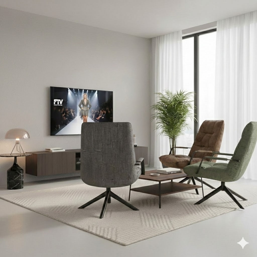 Drie Hidde draaifauteuils in de kleuren grijs, bruin en groen in een moderne woonkamer met een modeshow op de televisie en een stijlvolle salontafel – Rimisa.