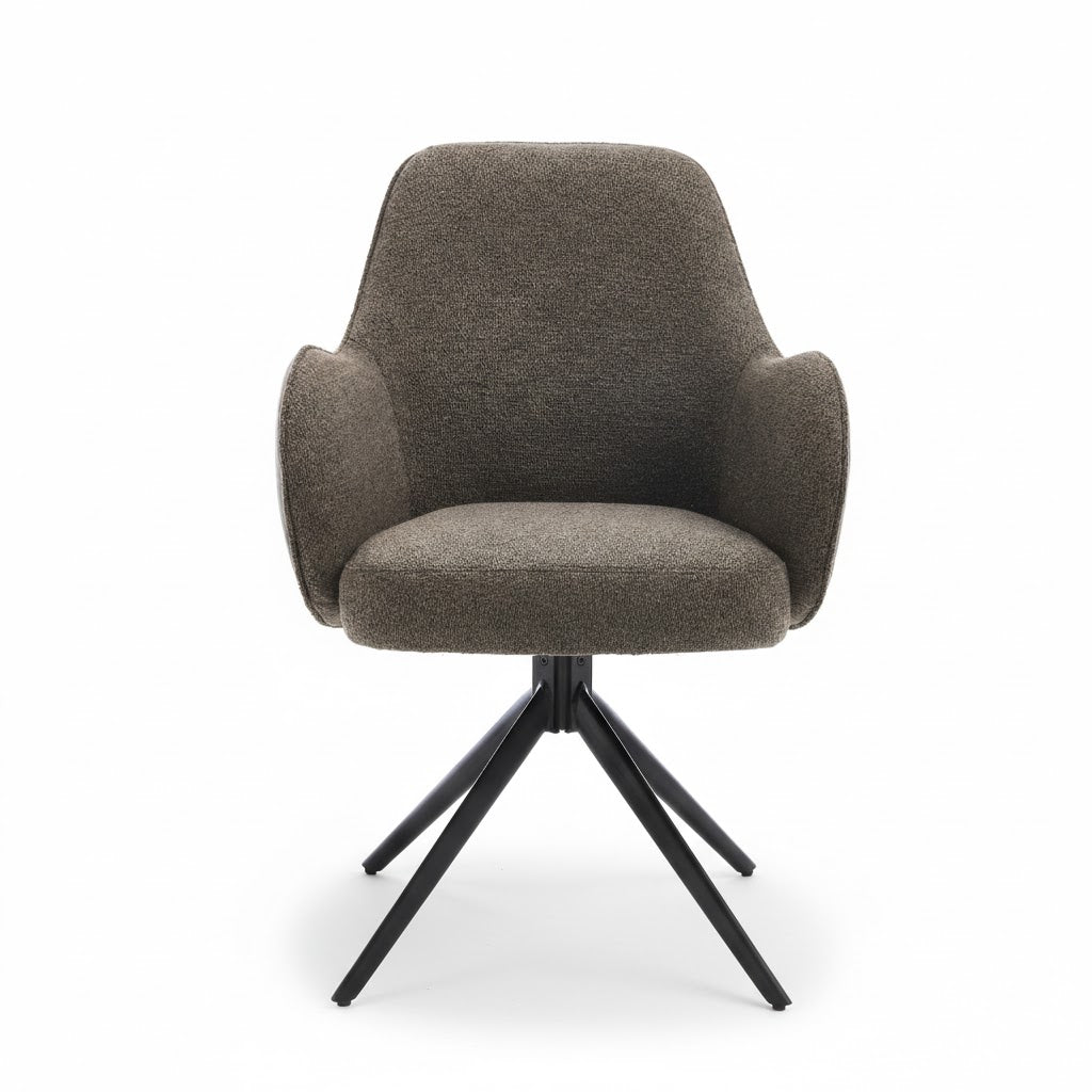 Moderne eetkamerstoel Kyler in de kleur Ash met een comfortabele stoffen bekleding en een robuuste zwarte metalen kruispoot, gepresenteerd op een witte achtergrond met natuurlijke schaduw.