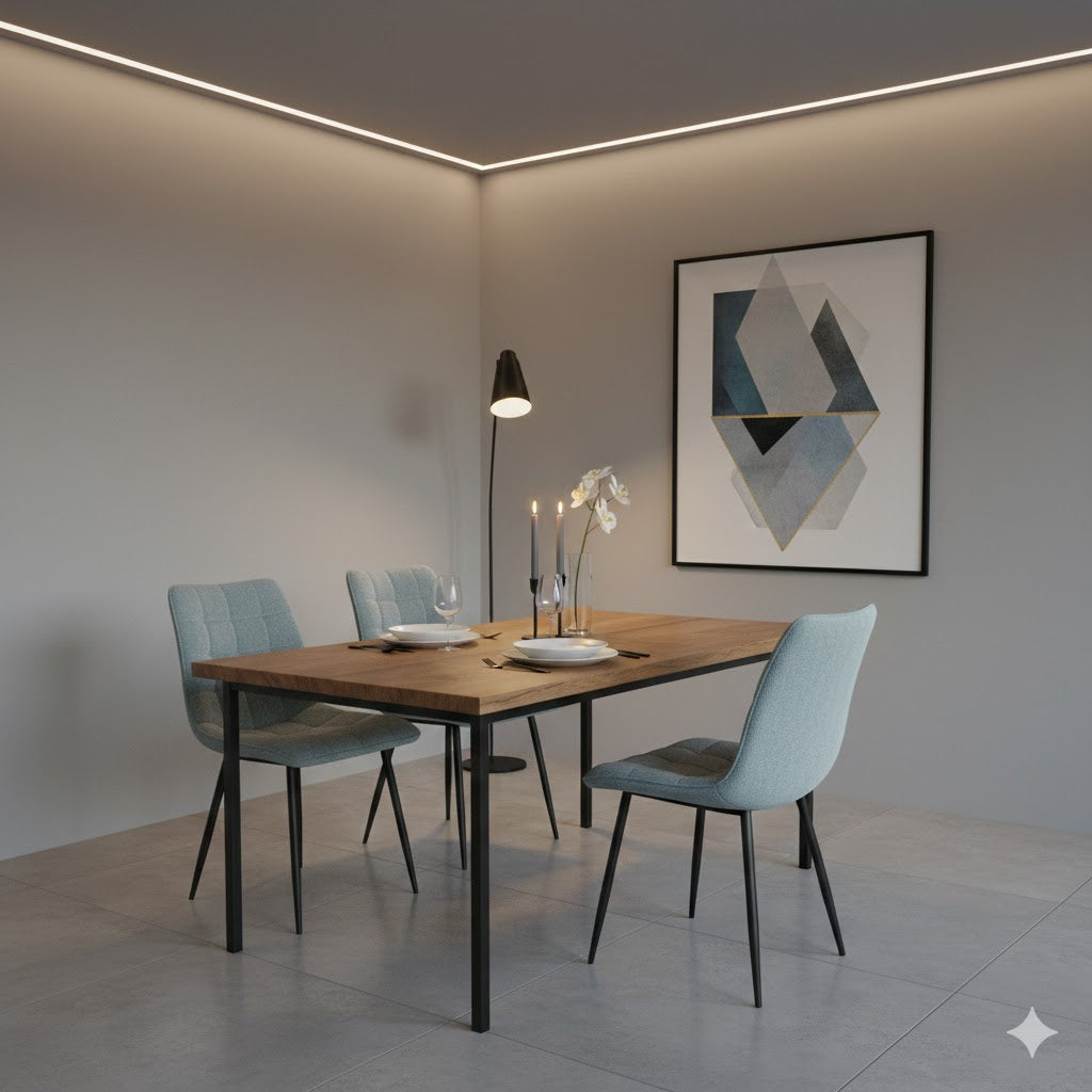 Modern minimalistisch eetkamerontwerp met lichtblauwe Lucille stoelen aan een houten design tafel, verlicht door subtiele designverlichting en kaarslicht