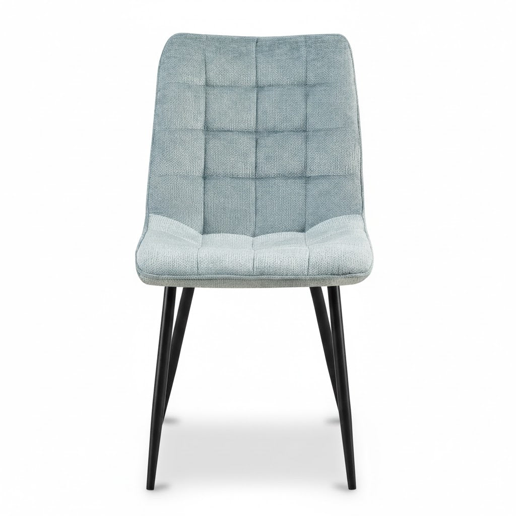 Lichtblauwe eetkamerstoel Lucille met gewatteerde zitting en zwarte metalen poten op een witte achtergrond met natuurlijke schaduw.