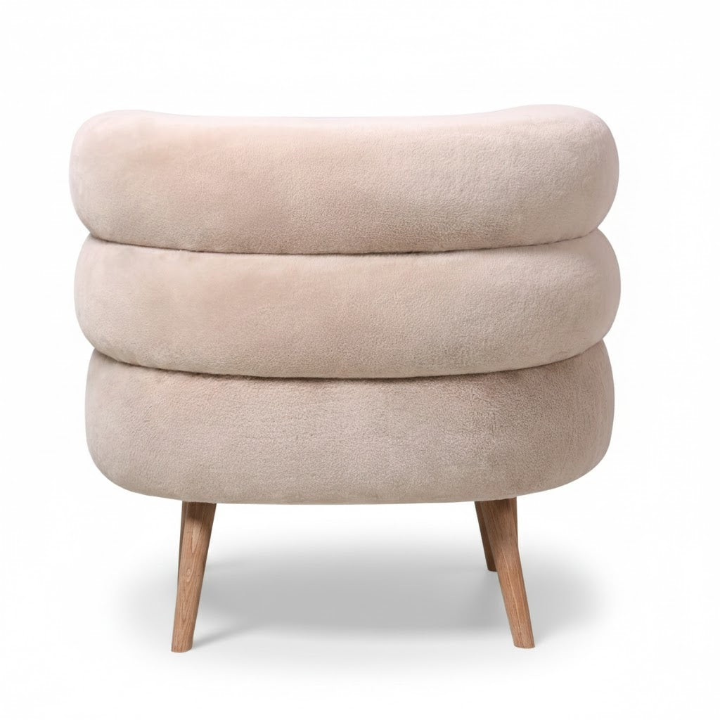 Achterzijde van de beige fauteuil Margot met zachte teddy stof en houten poten, voorzien van een lichte natuurlijke schaduw op een witte achtergrond - Rimisa