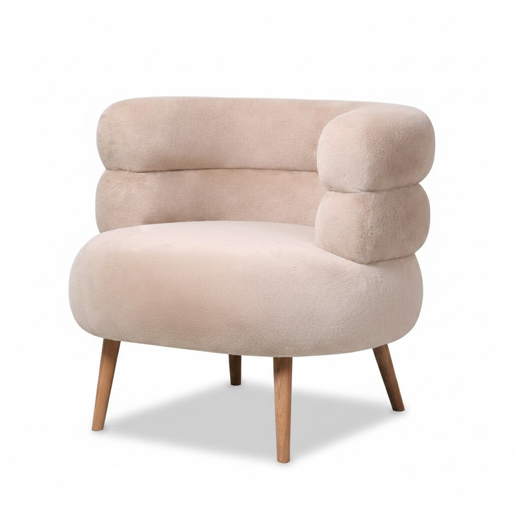 Beige fauteuil Margot van zachte teddy stof met houten poten en een realistische schaduw op een witte achtergrond - Rimisa