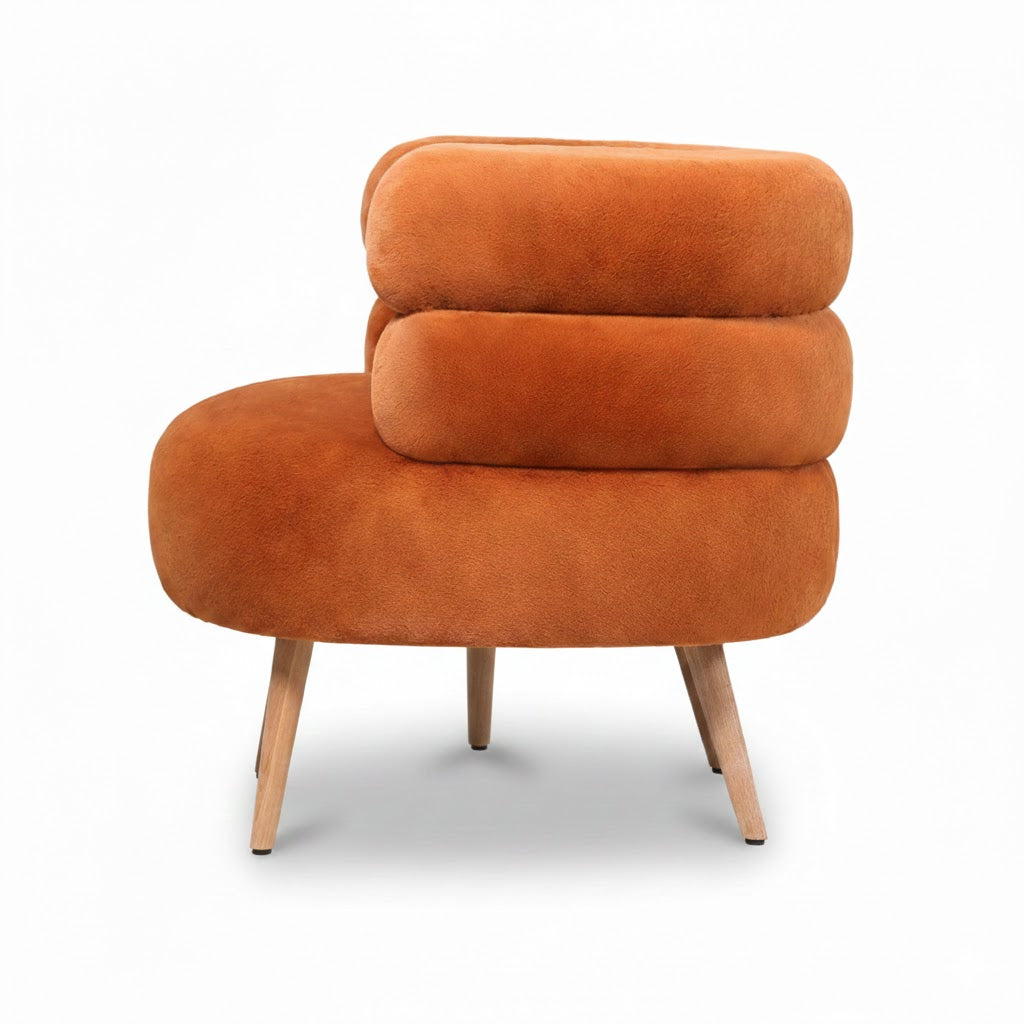 Oranje fauteuil Margot in een zachte boucle stof met houten poten en een natuurlijke schaduw op een witte achtergrond - Rimisa