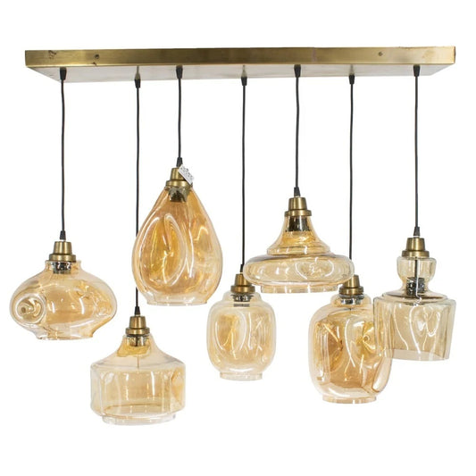 Moderne 7-lichts hanglamp met diverse vormen amberkleurige glazen bollen aan een goudkleurig armatuur van Rimisa.