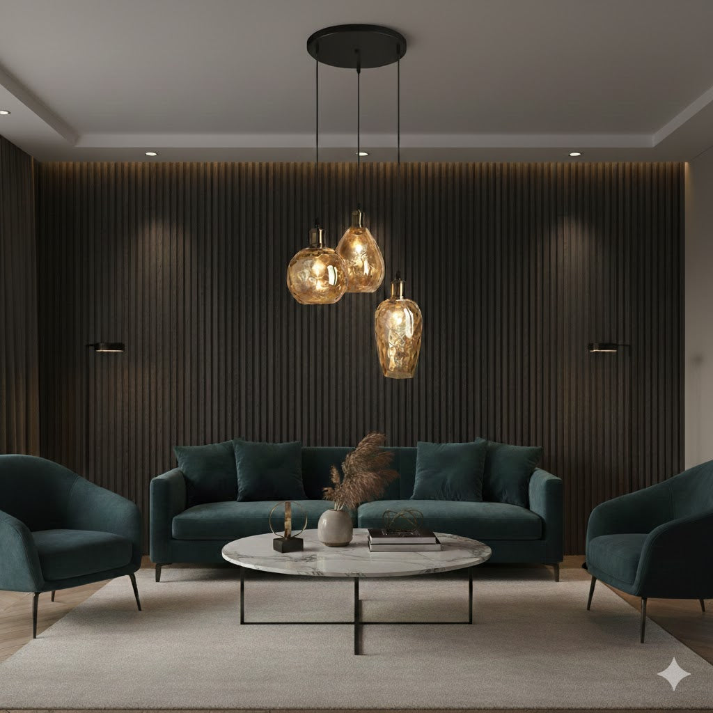 Hanglamp Verona met drie amberkleurige glazen bollen in een hotelchique woonkamer met antracietgrijze lattenwand van Rimisa.