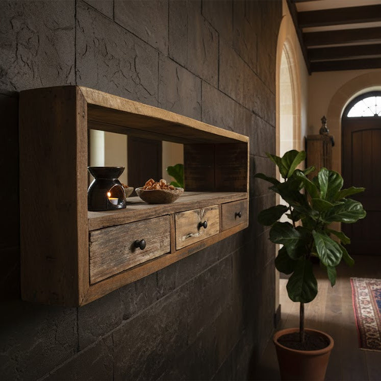 Landelijke houten spiegelkast in een robuuste gang van een landhuis met stenen muren, voorzien van een brander en amberblokjes – Rimisa
