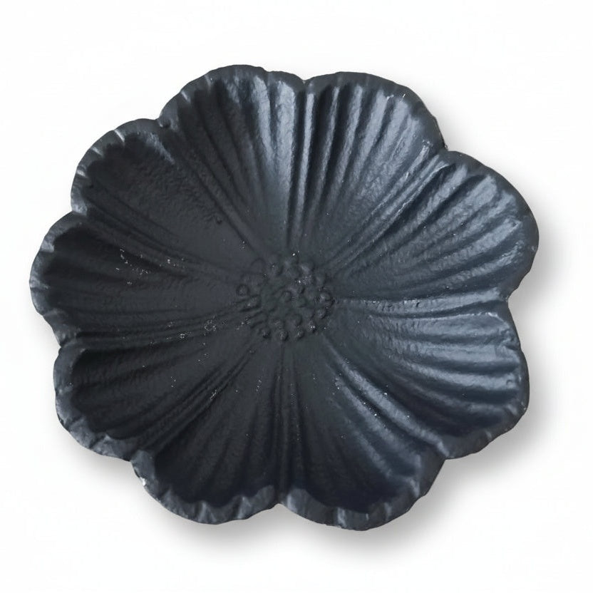 Vierkant bovenaanzicht van een zwart gietijzeren bloemschaaltje met een doorsnede van 12 cm en 14 cm voor amberblokjes - Rimisa