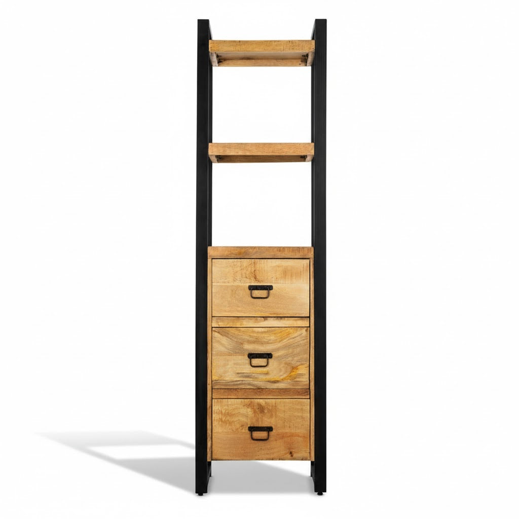 Industriële Boekenkast Britt van mangohout en zwart staal met drie laden en open schappen, staand op een witte achtergrond met natuurlijke schaduw.