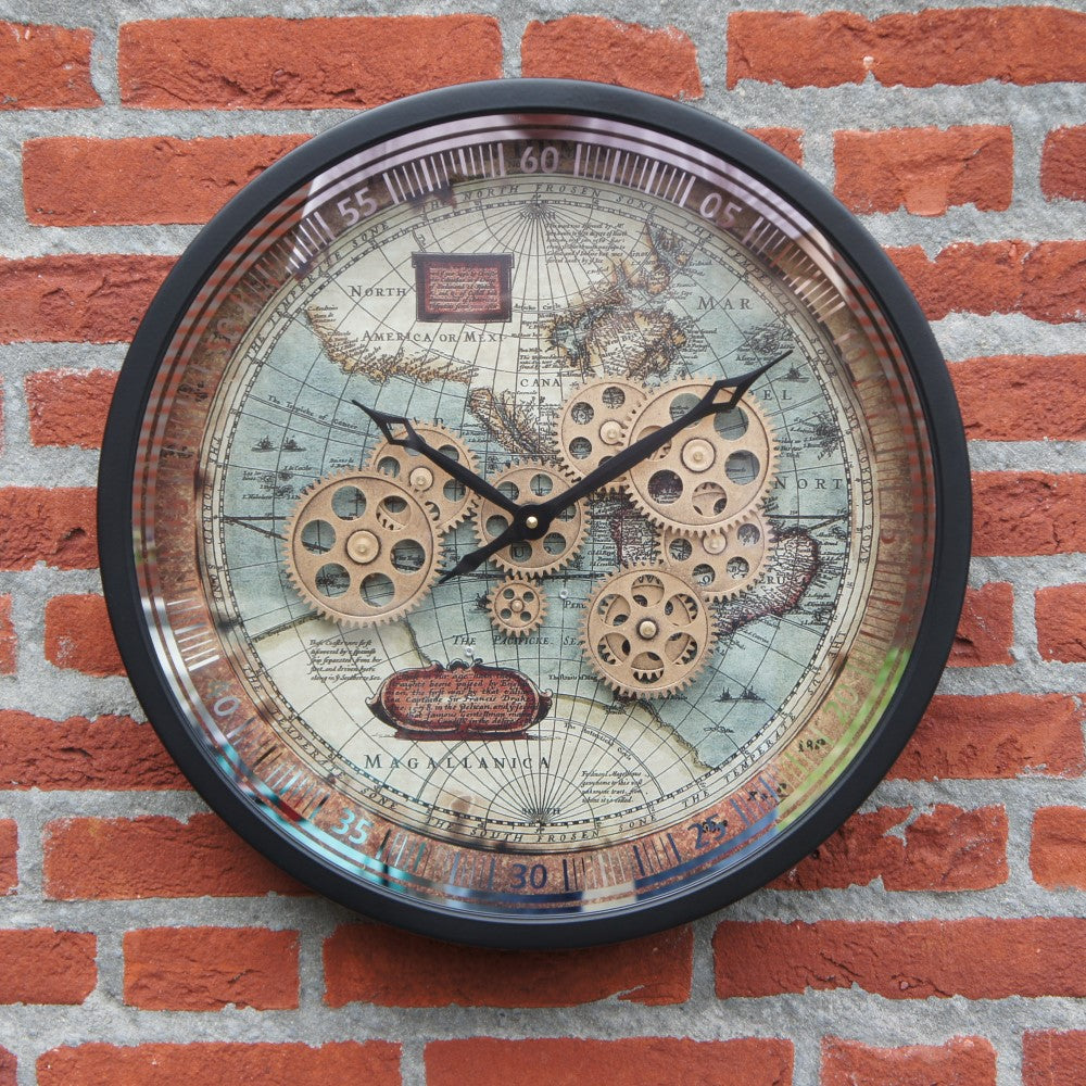 Sfeervolle presentatie van de zwarte radarklok Boaz met wereldkaart aan een robuuste bakstenen muur – rimisa