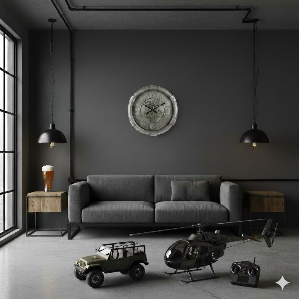 Een stoer industrieel interieur met de Darlington radarwandklok aan een grijze muur, geflankeerd door modelbouw voertuigen zoals een helikopter en jeep, inclusief een glas bier voor een sfeervol Rimisa thuisgevoel.