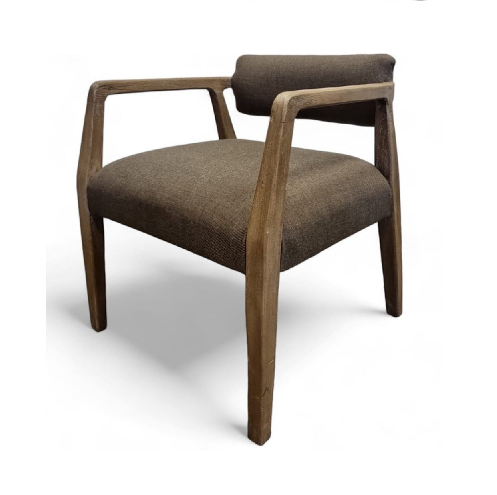 Stijlvolle Japandi armstoel vervaardigd uit massief mangohout met een hoogwaardige bruine stoffen bekleding van by Moos Hoogendam Interiors - Rimisa