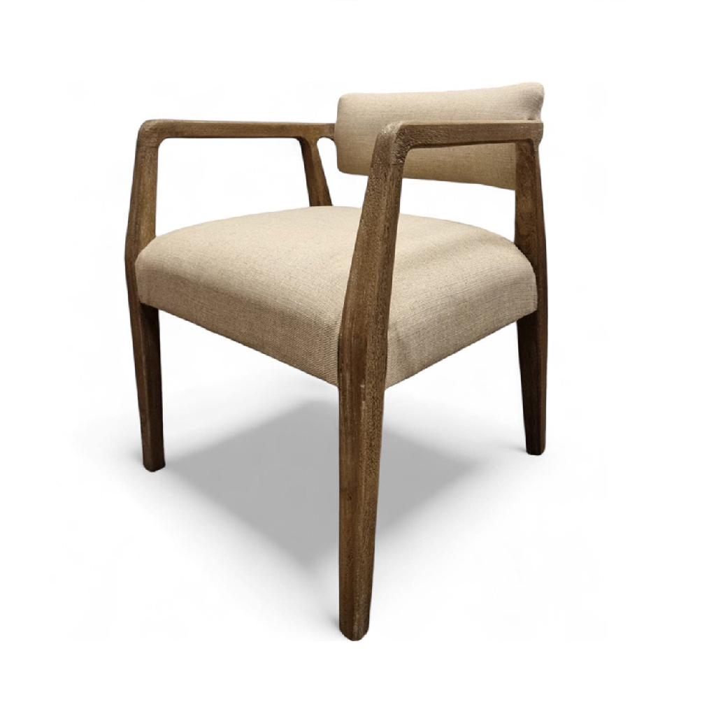 Moderne eetkamerstoel met een robuust houten frame en een comfortabele beige stoffen zitting voor een sfeervol japandi en wabi sabi interieur - Rimisa