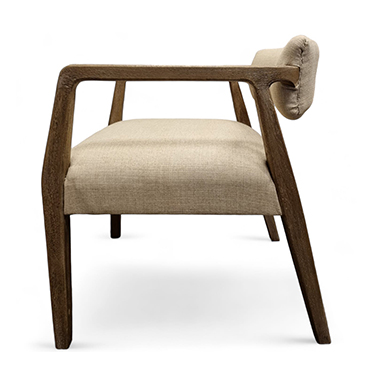 Zijaanzicht van een Japandi armstoel van mangohout met zachte naturel stoffering van By Moos Hoogendam Interiors - Rimisa