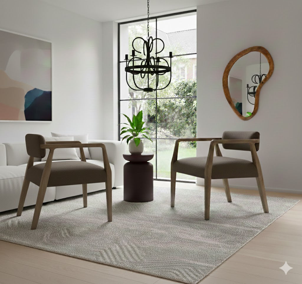 Sfeervolle moderne Japandi woonkamer met twee bruine mangohouten armstoelen, een comfortabele witte bank, organische spiegel en een zwarte kroonluchter voor een luxe interieur - Rimisa